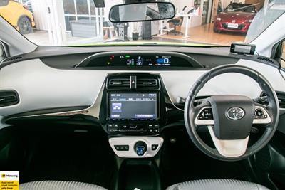 2016 Toyota Prius - Thumbnail