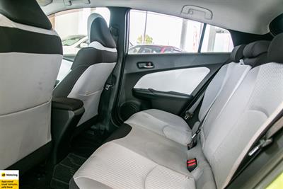 2016 Toyota Prius - Thumbnail