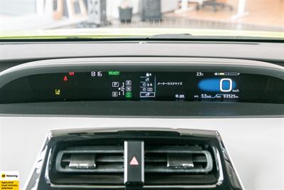 2016 Toyota Prius - Thumbnail