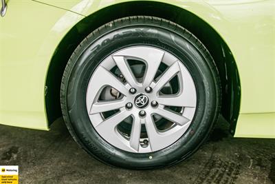 2016 Toyota Prius - Thumbnail