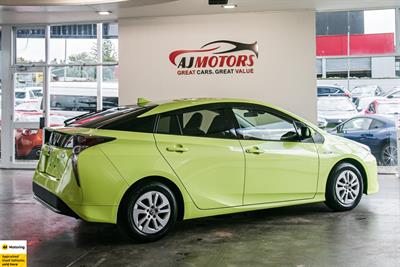 2016 Toyota Prius - Thumbnail