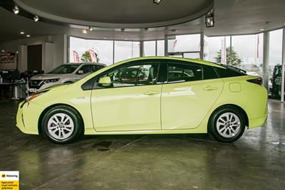 2016 Toyota Prius - Thumbnail