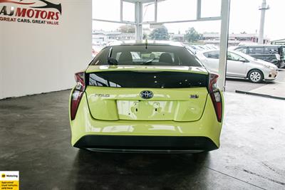 2016 Toyota Prius - Thumbnail