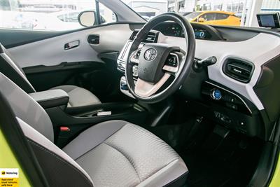 2016 Toyota Prius - Thumbnail