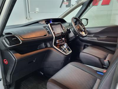2018 Nissan Serena - Thumbnail