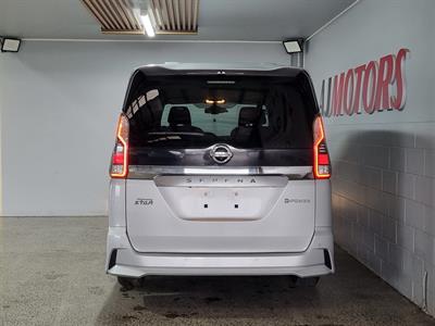 2018 Nissan Serena - Thumbnail