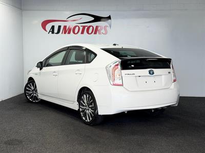 2014 Toyota Prius - Thumbnail