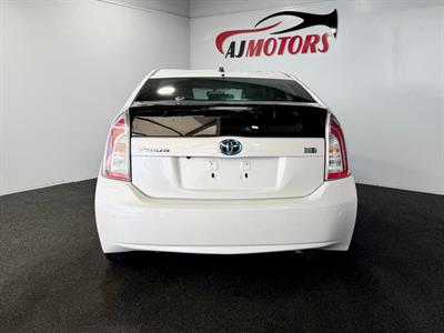 2014 Toyota Prius - Thumbnail