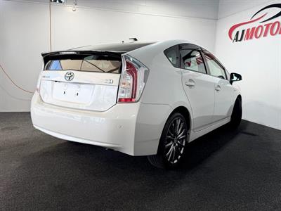 2014 Toyota Prius - Thumbnail