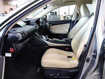 2015 Lexus IS 300h - Thumbnail