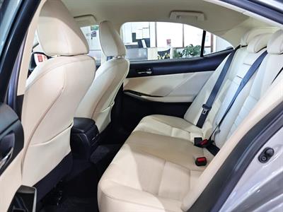 2015 Lexus IS 300h - Thumbnail