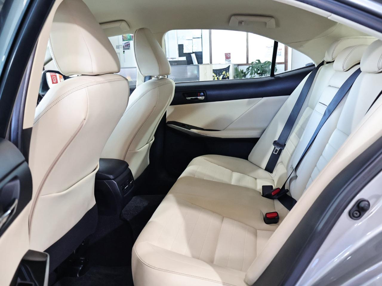 2015 Lexus IS 300h