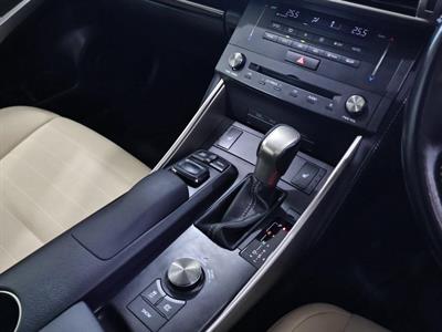 2015 Lexus IS 300h - Thumbnail