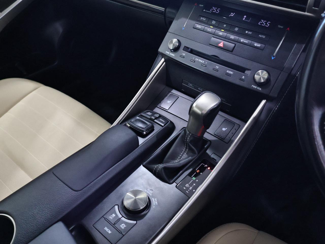 2015 Lexus IS 300h