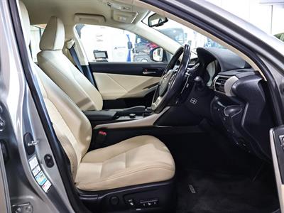 2015 Lexus IS 300h - Thumbnail