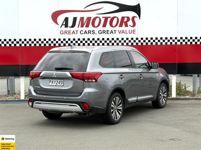 2022 Mitsubishi Outlander - Thumbnail