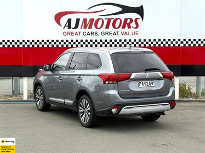 2022 Mitsubishi Outlander - Thumbnail