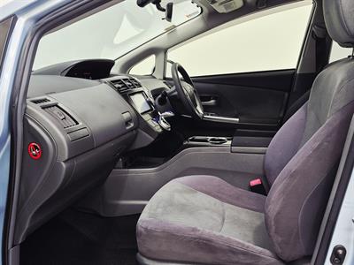 2013 Toyota Prius Alpha - Thumbnail