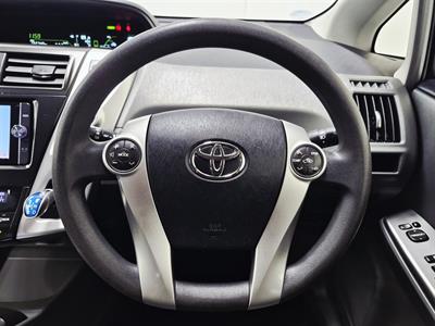 2013 Toyota Prius Alpha - Thumbnail