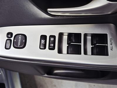 2013 Toyota Prius Alpha - Thumbnail