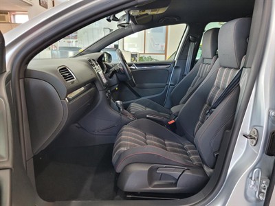 2011 Volkswagen Golf - Thumbnail