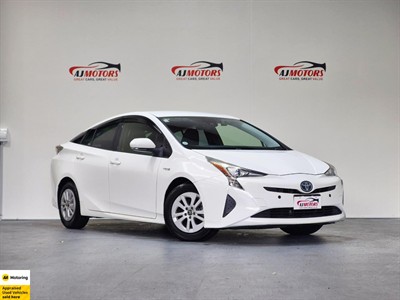 2016 Toyota Prius - Thumbnail