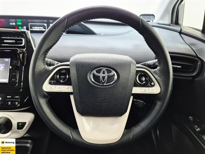 2016 Toyota Prius - Thumbnail