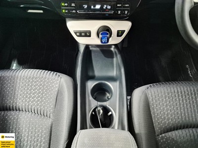 2016 Toyota Prius - Thumbnail