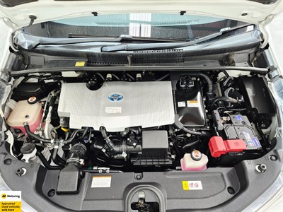 2016 Toyota Prius - Thumbnail