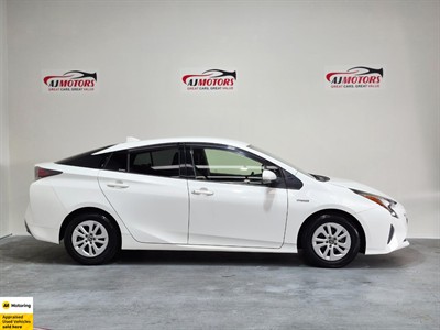 2016 Toyota Prius - Thumbnail