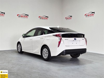 2016 Toyota Prius - Thumbnail