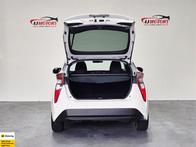 2016 Toyota Prius - Thumbnail
