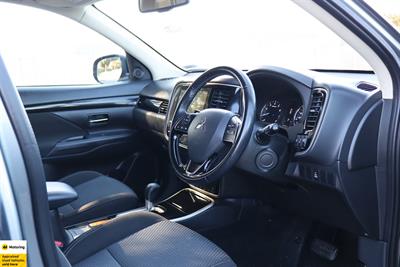 2022 Mitsubishi Outlander - Thumbnail