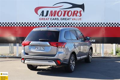 2022 Mitsubishi Outlander - Thumbnail