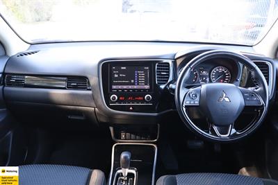 2022 Mitsubishi Outlander - Thumbnail