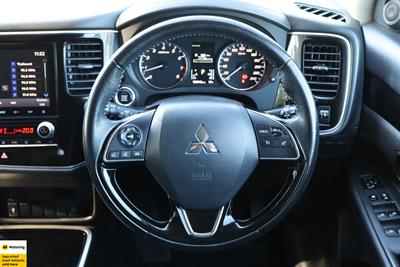 2022 Mitsubishi Outlander - Thumbnail