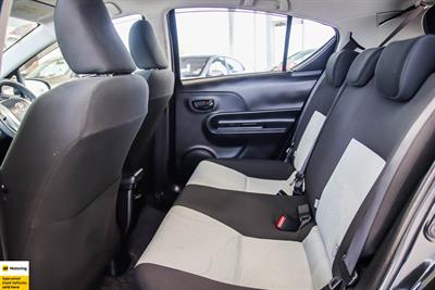 2013 Toyota Aqua - Thumbnail