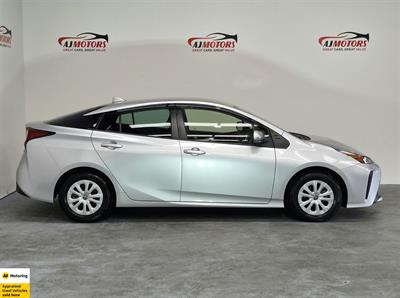 2020 Toyota Prius - Thumbnail