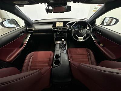 2014 Lexus IS 300h - Thumbnail