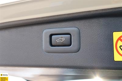 2012 Toyota Vellfire - Thumbnail