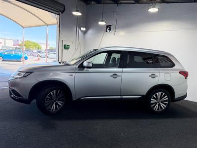 2022 Mitsubishi Outlander - Thumbnail