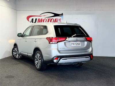 2022 Mitsubishi Outlander - Thumbnail