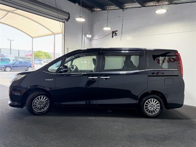 2016 Toyota Esquire - Thumbnail