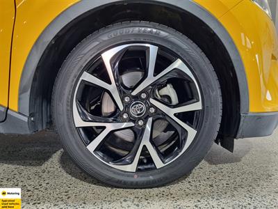 2017 Toyota C-HR - Thumbnail