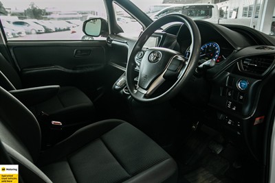 2015 Toyota Noah - Thumbnail