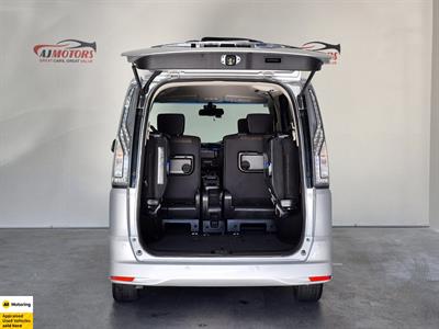 2016 Nissan Serena - Thumbnail