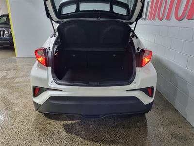 2017 Toyota C-HR - Thumbnail