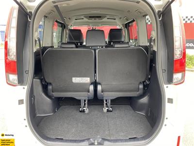 2015 Toyota Esquire - Thumbnail