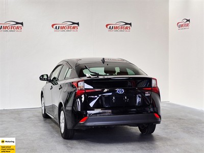 2019 Toyota Prius - Thumbnail