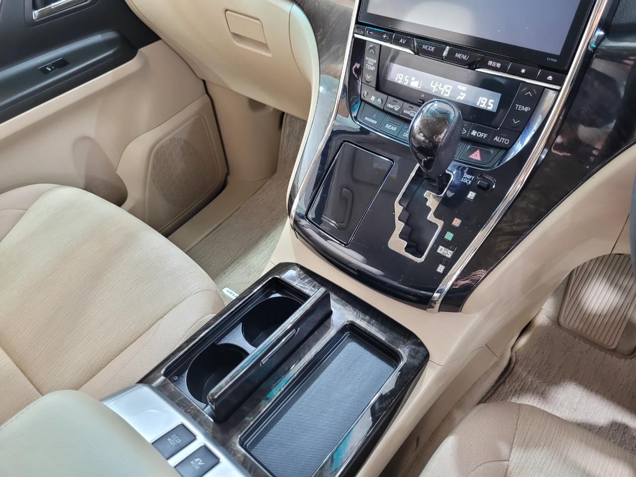 2014 Toyota Vellfire